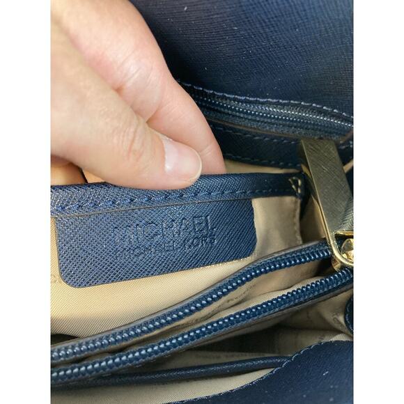 MICHAEL KORS, LARGE NAVY SAFFIANO LEATHER CROSSBODY BAG - Picture 15 of 16